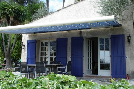 terras met uitschuifbare luifel
